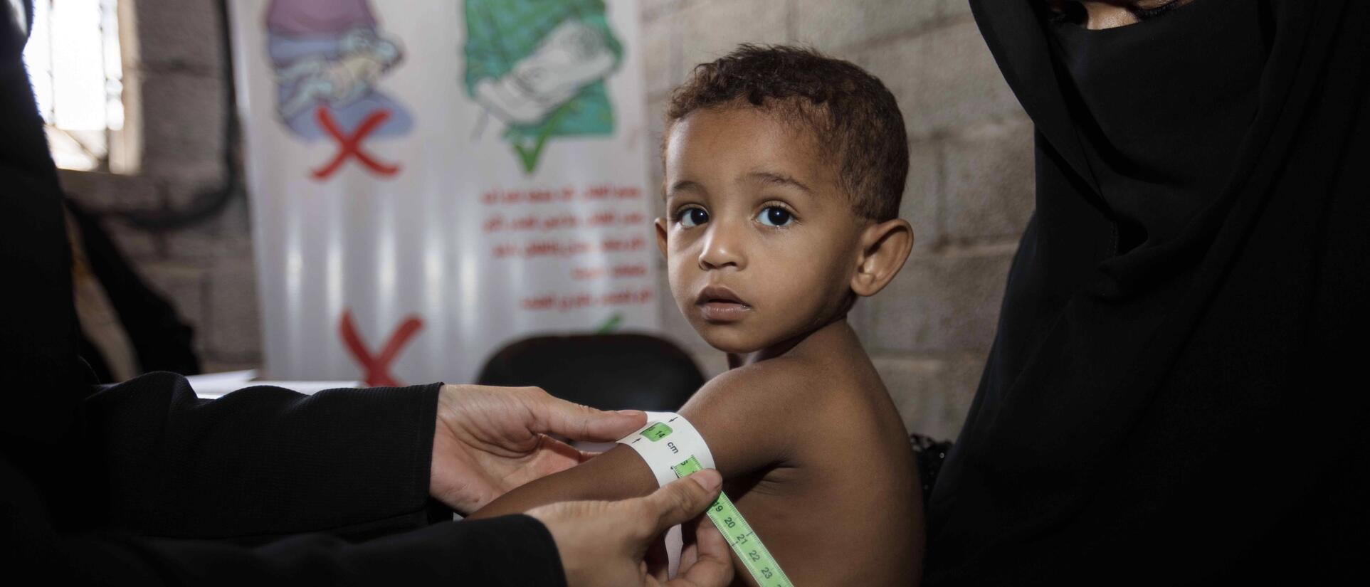 Ein Junge wird in einer mobilen IRC-Klinik in Jemen behandelt