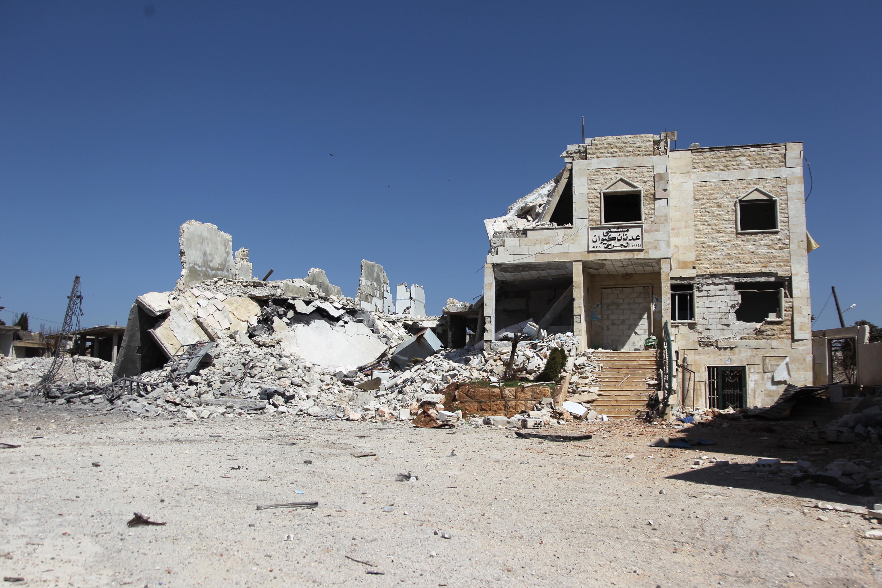 Byggnader förstörda efter ett årtionde långt krig i syrien