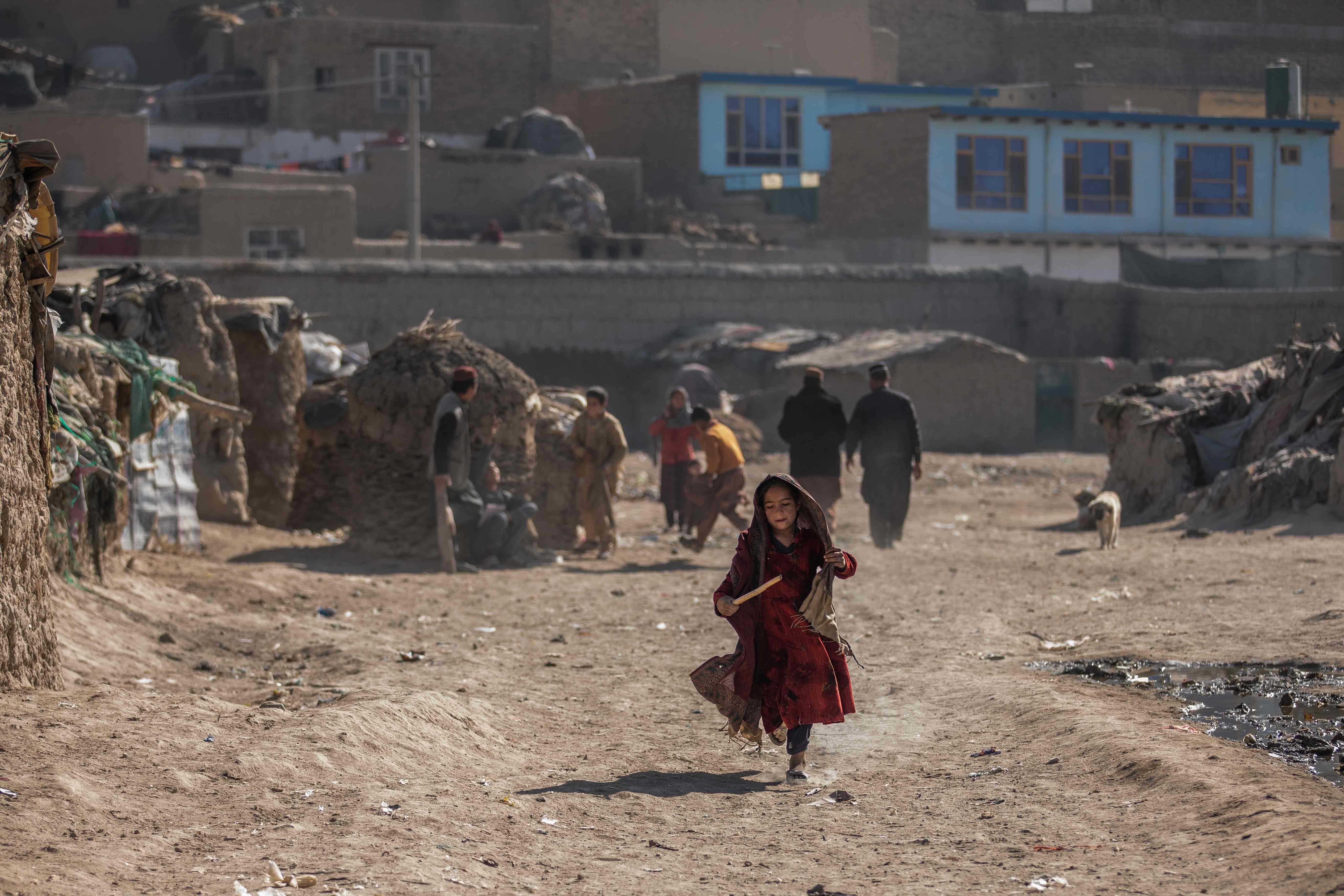 Ein afghanisches Mädchen rennt durch das Camp Ghaibi Bala