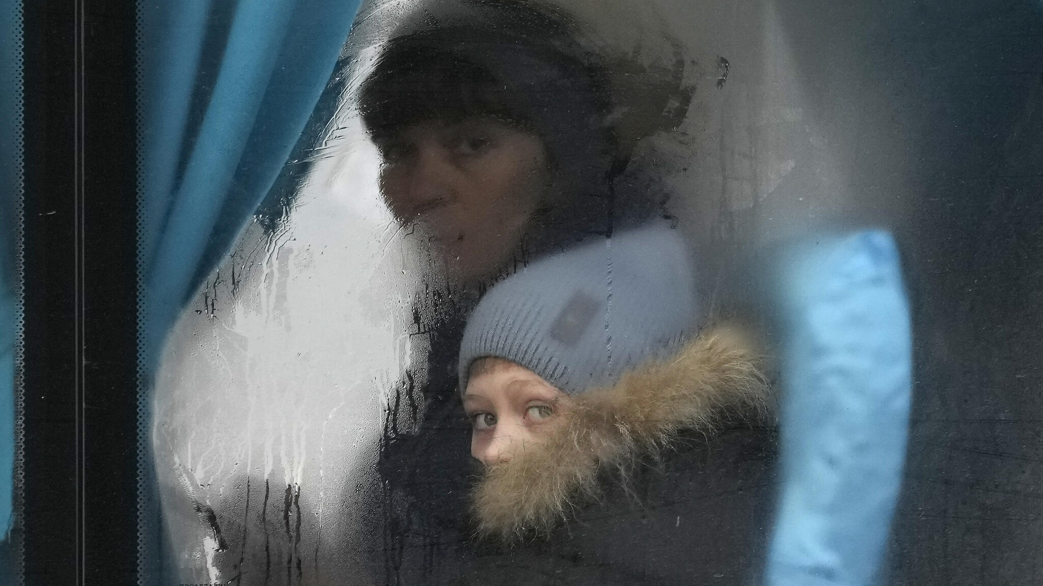 Ukrainisches Kind mit Mutter im Zug