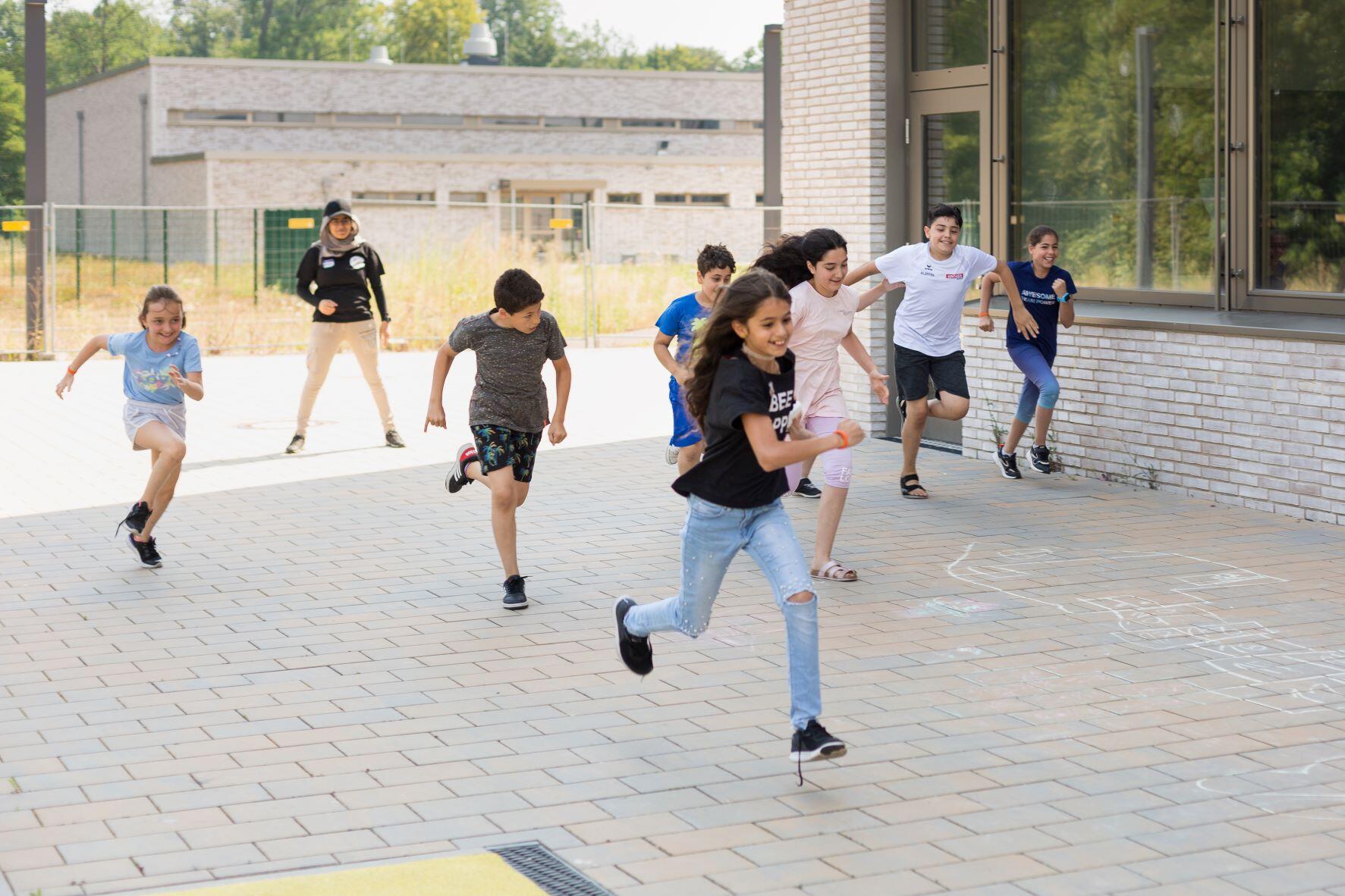 Kinder beim Spielen im Sommercamp von IRC Deutschland