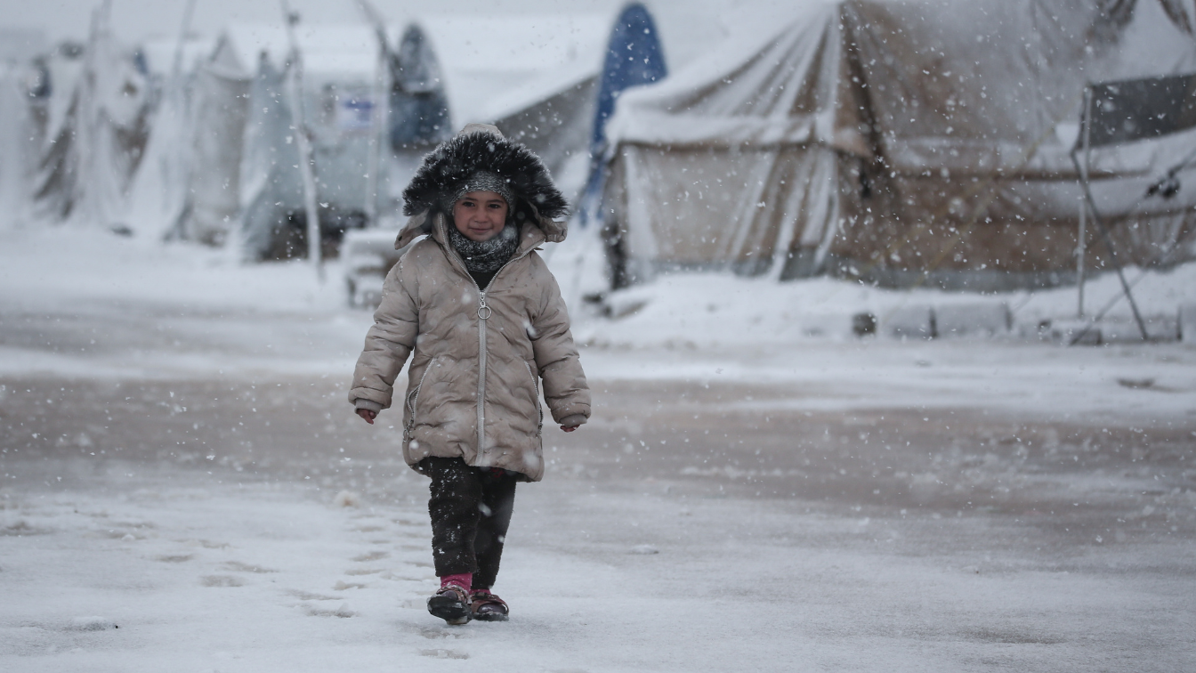 Ein Kind im Schneefall in einem Lager für Binnenvertriebene in Azez, Syrien, am 04. Februar 2023. 