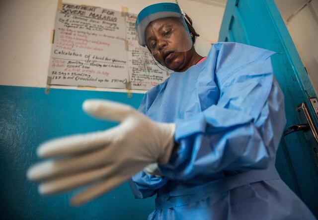 Patricia Goanue bereitet sich auf einen Bluttest in einem Ebola-Zentrum in Liberia vor. 