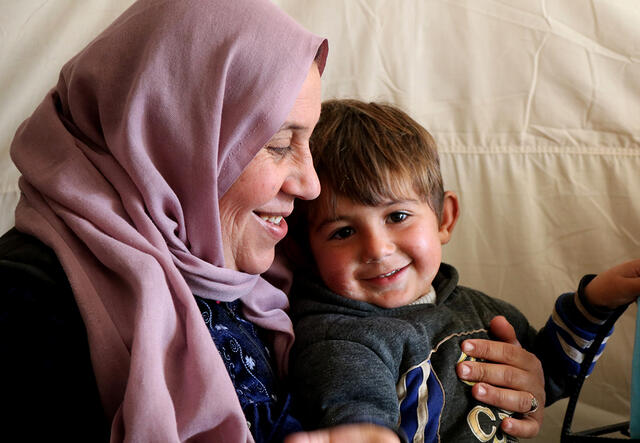 Mutter mit ihrem Sohn im Areesha Flüchtlingslager, Syrien