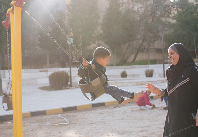 Rehab spielt mit ihrem Sohn in Amman 