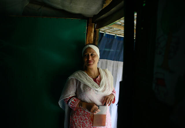 Razia schaut Frauen in ihrem Frauenzentrum zu