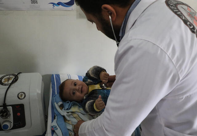Ein Baby wird von einem Arzt in Syrien behandelt