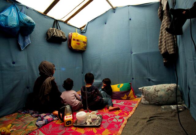 Eine geflüchtete Familie sitzt in ihrer Unterkunft im Lager Moria in Griechenland