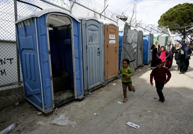 Notdürftige Toilettenanlagen im Flüchtlingslager Moria