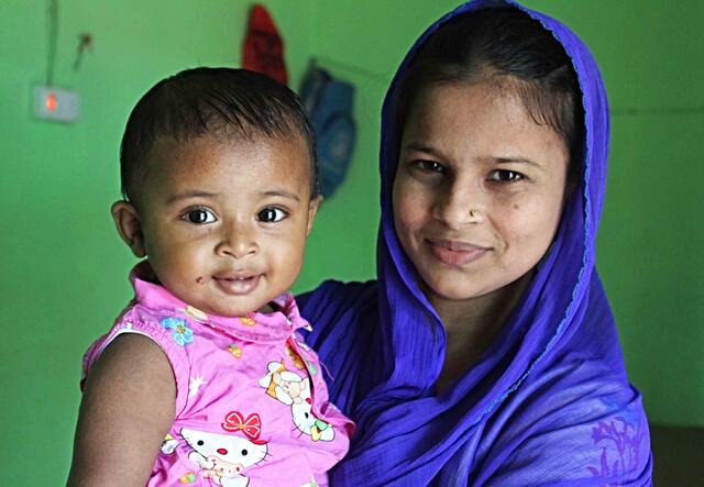 IRC-Hebamme in Bangladesch mit ihrem Baby.