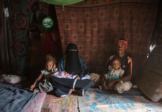 Bodor sitzt mit ihrer neugeborene Tochter Enqath und ihre Familie im Familienzelt.