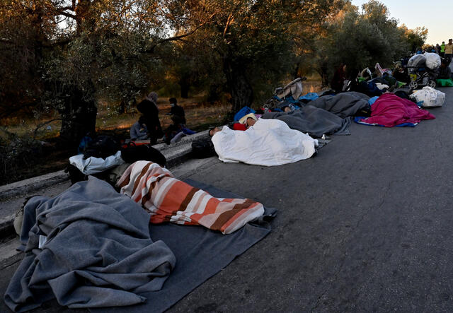 Einwohner*innen aus dem Lager in Moria schlafen auf der Straße.