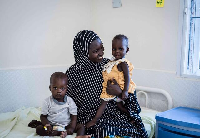 Hawwa und ihre Zwillinge sitzen in einer IRC Klinik in Maiduguri in Nordost Nigeria.