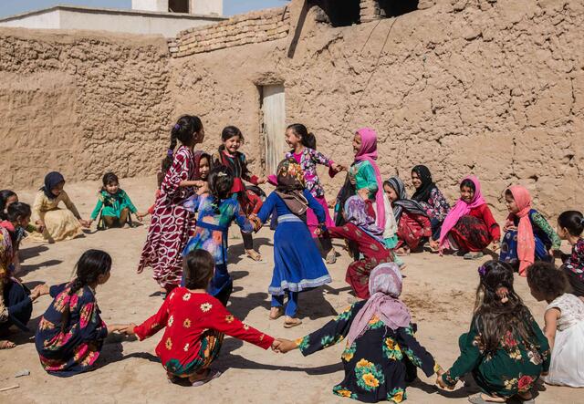 Kinder spielen in Qala-e-Naw, Afghanistan.