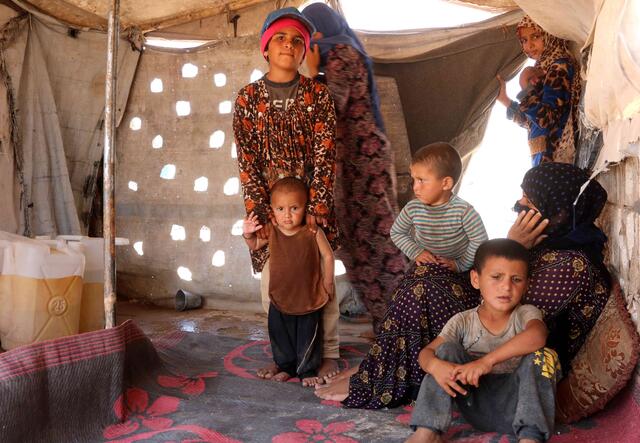 Eine Familie im Zelt im Lager in Areesha, Nordost Syrien.