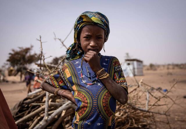 Ein Mädchen in Burkina Faso schaut in die Kamera.