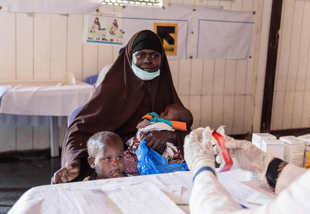 Eine Mutter mit zwei Kindern zur Beratung in Somalia