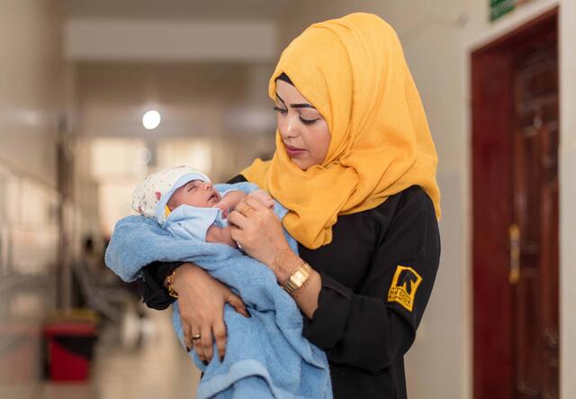 Eine jemenitische Frau mit ihrem Neugeborenen