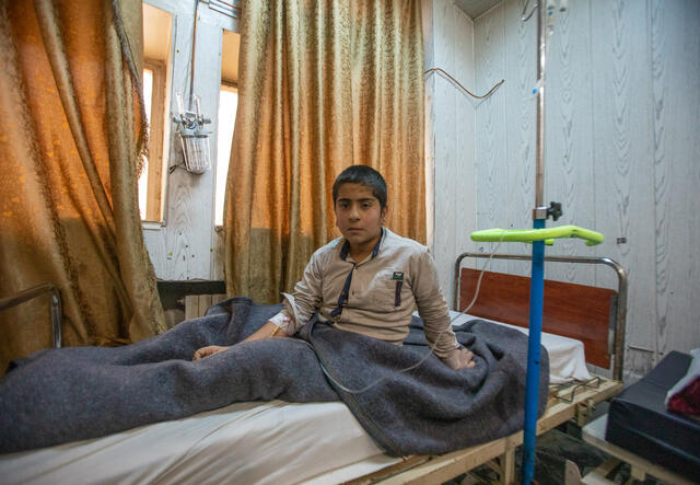 Junge sitzt in einem Krankenbett in Syrien.