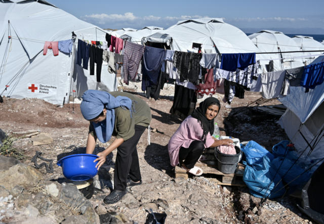 Eine Familie wäscht ihre Sachen im Fllüchtlingslager auf der griechischen Insel Lesbos