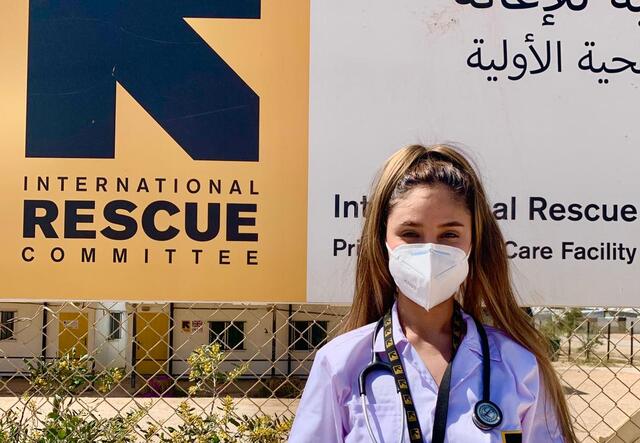 Dr. Rose Al-Nsour vor einem IRC Schild in Jordanien