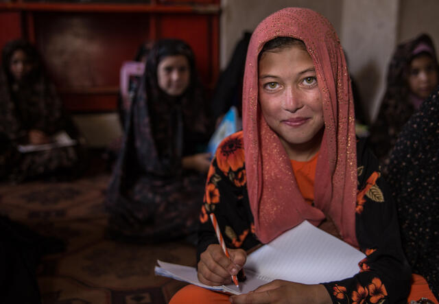 Ein Mädchen in Afghanistan lernt.