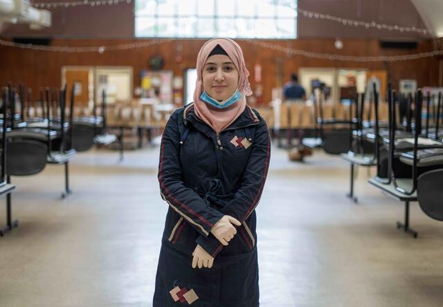 Die 19-jährige Rania aus Syrien verteilt Essen in New Jersey.