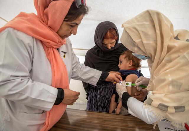 Afghanische Ärztin untersucht Kind auf Unterernährung