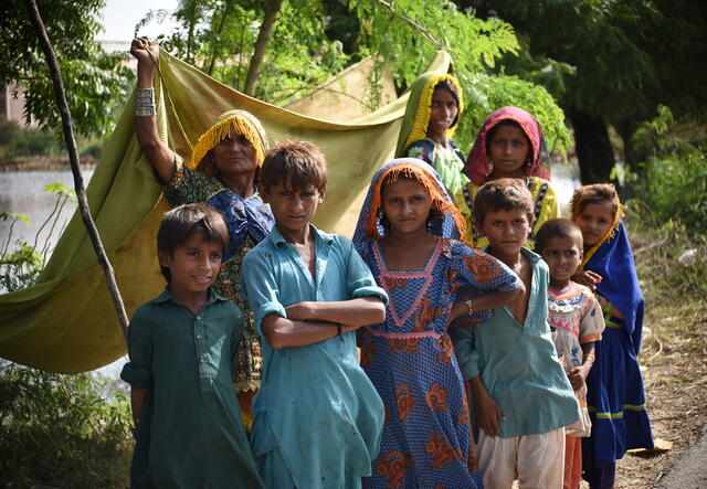 Eine Familie schlägt ein Zelt als vorübergehende Unterkunft im Bezirk Mirpur Khas in Sindh, Pakistan, auf.