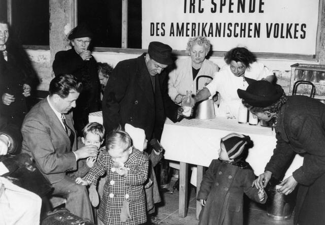  Personen in einer Ausgabestelle für Lebensmittel in Berlin im Jahr 1945.