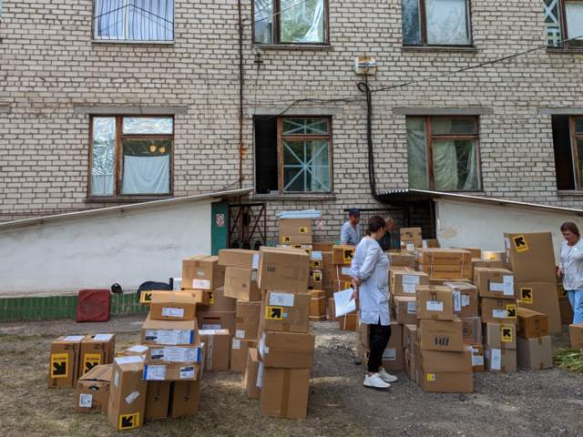 Mitarbeiter einer medizinischen Einrichtung in Saporischschja (Ukraine) verteilen die von IRC bereitgestellten medizinischen Hilfsgüter.