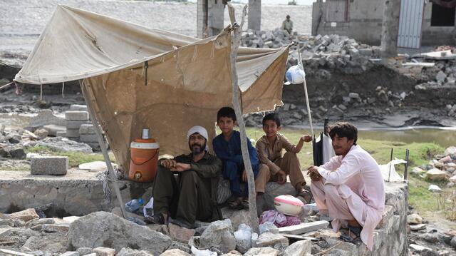 Shezad sitzt gemeinsam mit einigen Familienangehörigen in seiner provisorischen Unterkunft, nachdem sein Haus in Nowshera, Pakistan, durch Überschwemmung zerstört wurde.