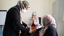 Ärztinnen mit Patientin in einer Klinik in Libyen 