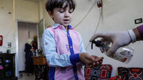 Der fünfjährige Murad aus Syrien desinfiziert seine Hände.