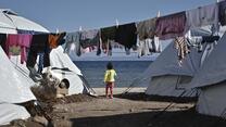 Kind steht zwischen Zelten im neuen Flüchtlingslager auf Lesbos