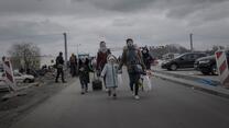 Frauen und Kinder fliehen aus der Ukraine nach Polen