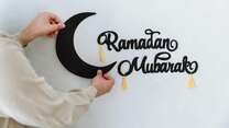 Ein Schild mit Ramadan Mubarak