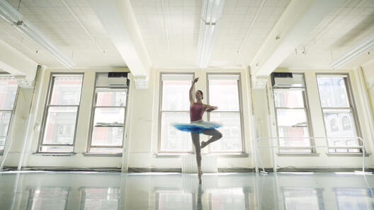Ballerinan Christine Shevchenko tränar i sin dansstudio