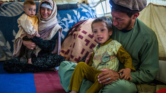 En familj på flykt i sitt tält i Afghanistan
