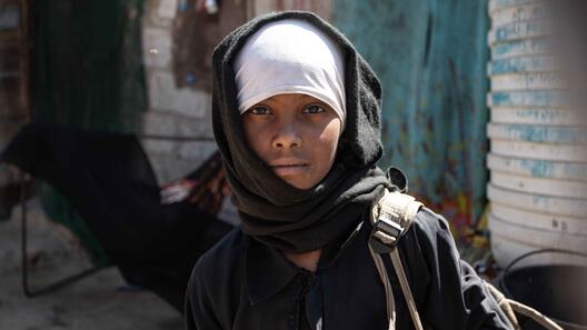 Aisha schaut in die Kamera in Jemen.