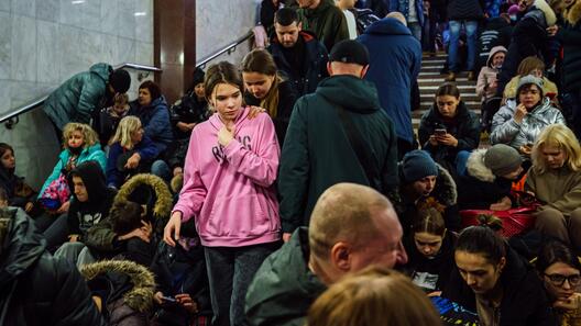 Menschen in der Ukraine suchen Schutz und Sicherheit. Viele sitzen in Bahnhöfen oder anderen Orten fest.
