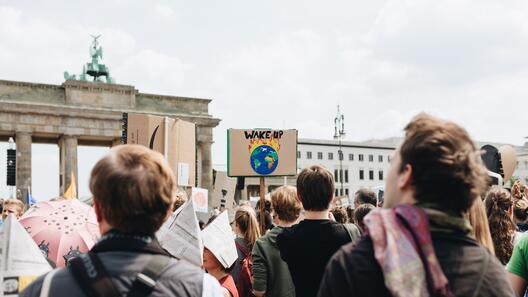 Eine große Gruppe von Menschen in Berlin streiken für Klimaschutz, unteranderem mit dem Slogan "Wake up"