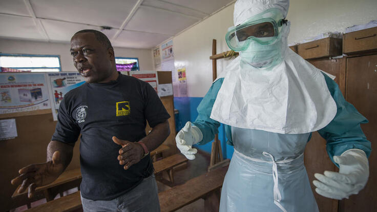 IRC Mitarbeiter kämpfen gegen Ebola