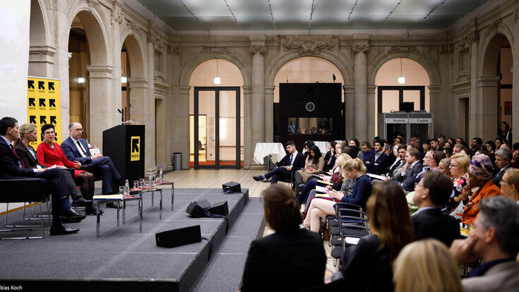 David Miliband, Julia Steets, Ursula Müller und Niels Annen und das Publikum beim Einstein Humanitarian Dialog 2019