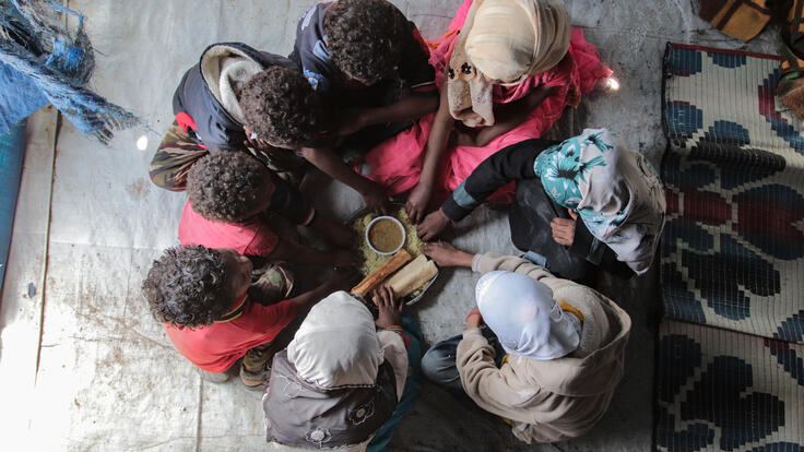 Eine Familie in Jemen isst gemeinsam.