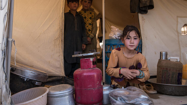 Mädchen sitzt in ihrem Zuhause in Afghanistan und schaut in die Kamera